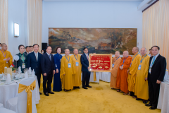 Giáo hội Phật giáo Việt Nam tặng 4 chữ 'Dân An Quốc Thịnh' đến Thủ tướng Chính phủ